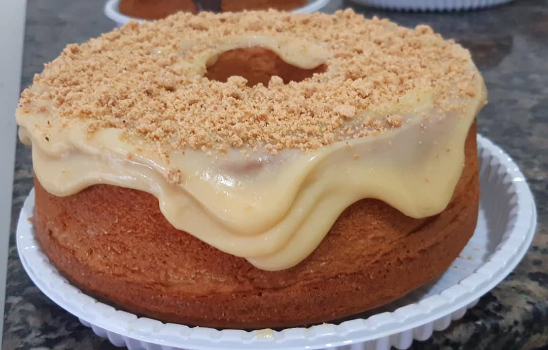 Bolo com cobertura delicada